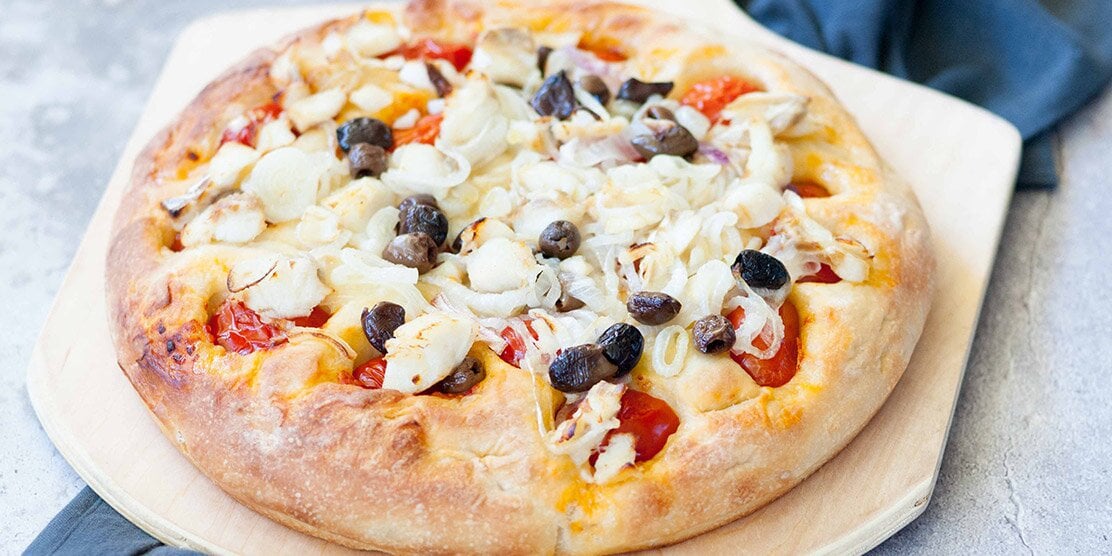 Focaccia di baccalà norvegese con cipolle e olive