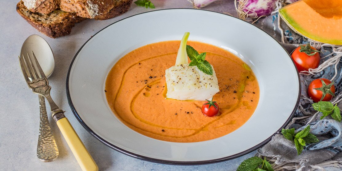 Baccalà norvegese in oliocottura su gazpacho di melone e pomodori