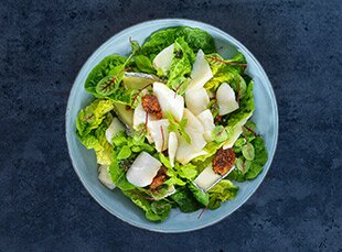 Insalata con baccalà norvegese, formaggio di capra e fichi