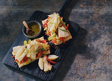 Bruschetta con baccalà norvegese, peperoni e zucchine