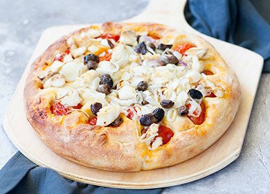 Focaccia di baccalà norvegese con cipolle e olive
