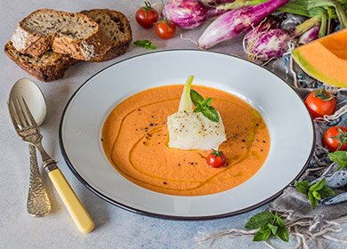 Baccalà norvegese in oliocottura su gazpacho di melone e pomodori