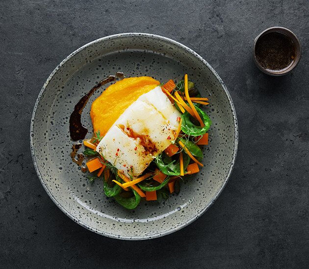 Merluzzo norvegese in padella con zucca e cavoletti di Bruxelles