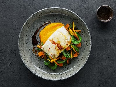 Merluzzo norvegese in padella con zucca e cavoletti di Bruxelles