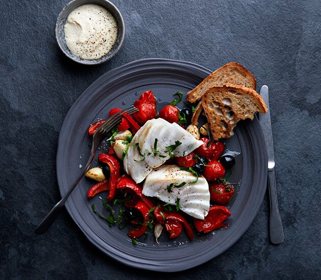 Merluzzo norvegese alla mediterranea con peperoni rossi, olive e pomodori al forno
