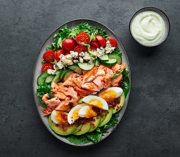 Insalata Cobb con trota di fiordo norvegese