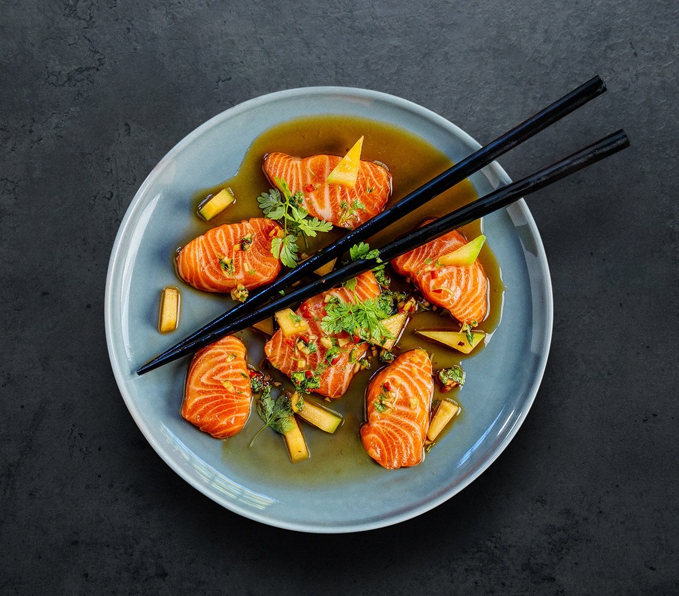 Sashimi di trota di fiordo norvegese con melone e salsa ponzu