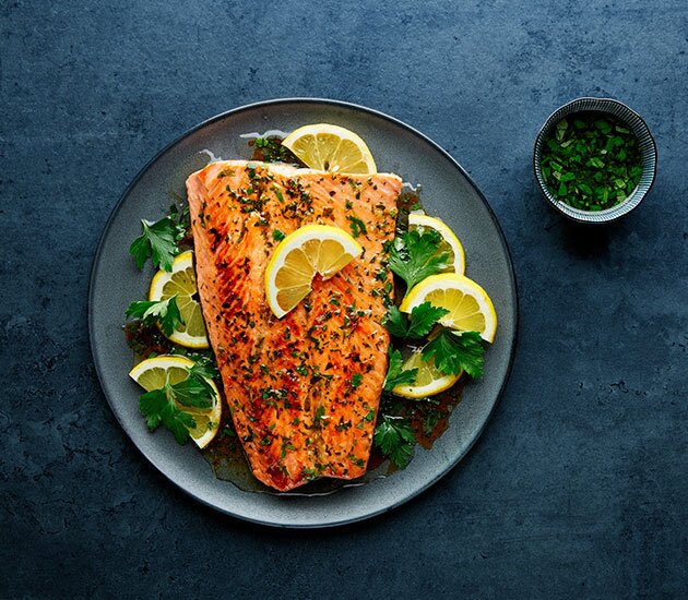 Trota di fiordo norvegese alla griglia, con limone ed erbe aromatiche