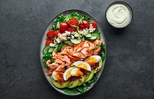 Insalata Cobb con trota di fiordo norvegese