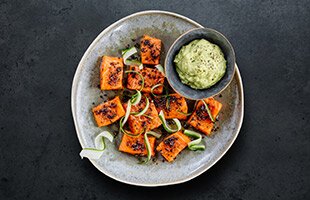 Trota di fiordo norvegese con salsa al pepe nero e crema di avocado