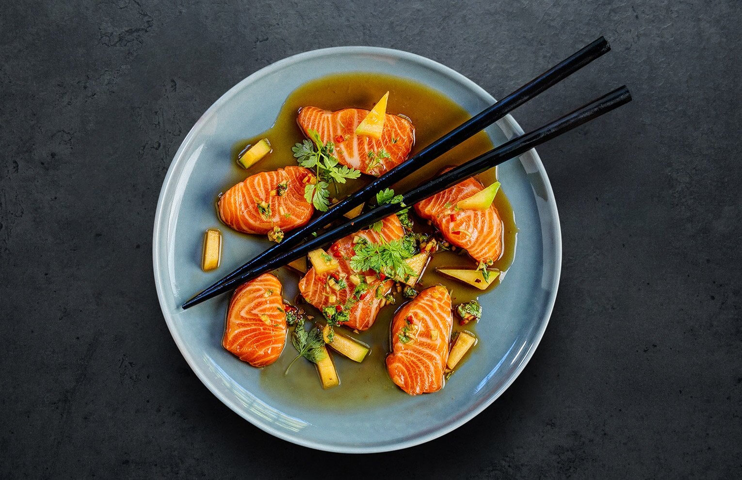Sashimi di trota di fiordo norvegese con melone e salsa ponzu