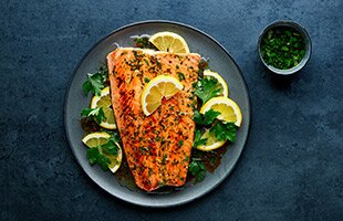 Trota di fiordo norvegese alla griglia, con limone ed erbe aromatiche