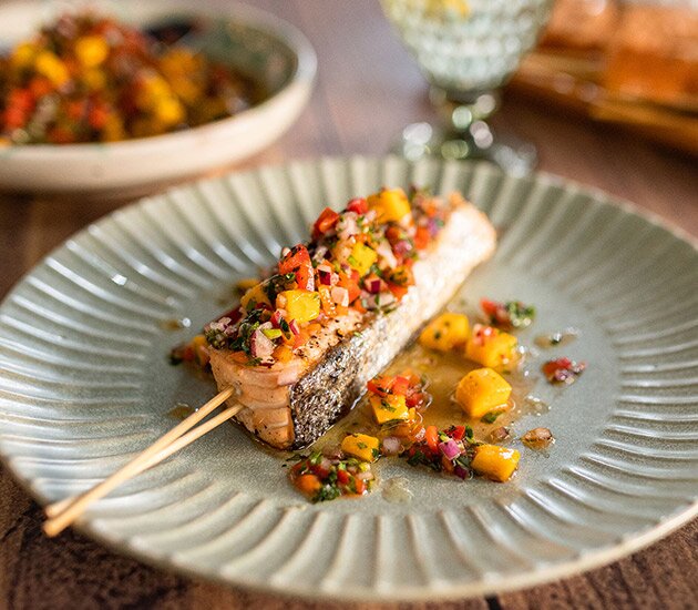 Spiedini di salmone norvegese con insalata di mango