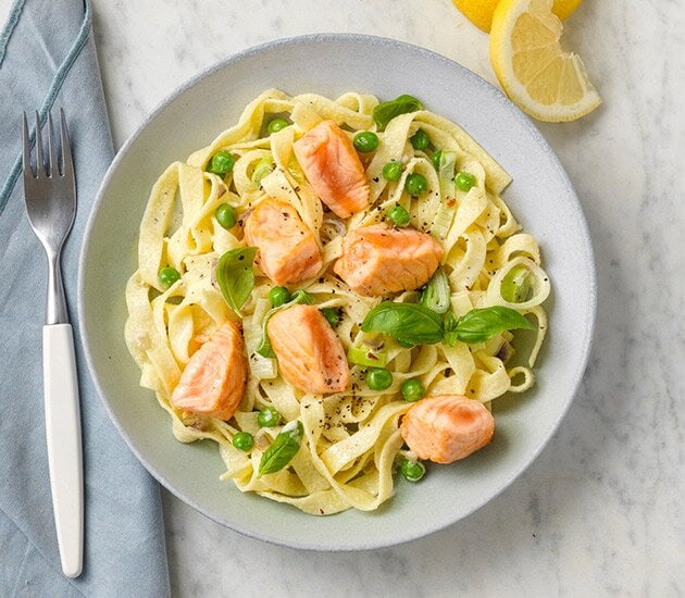 Cremose tagliatelle con salmone norvegese, panna e piselli