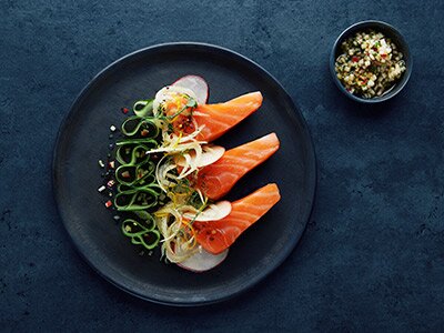 Salmone norvegese al forno con vinaigrette alle mele