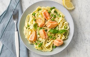 Cremose tagliatelle con salmone norvegese, panna e piselli