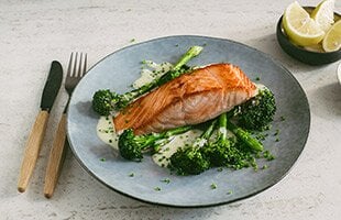 Salmone norvegese in padella con salsa al burro e limone