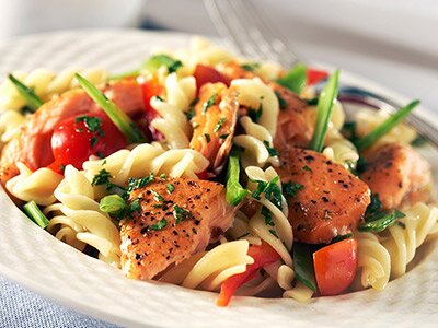 Fusilli con salmone norvegese, taccole e pomodorini