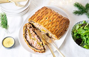Salmone Norvegese in crosta di pasta sfoglia, con ripieno di funghi e porri