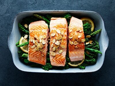 Salmone norvegese al forno con broccoletti e mandorle