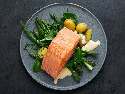 Salmone norvegese in padella con asparagi e salsa olandese