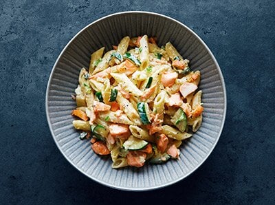 Pasta con salmone norvegese e zucchine