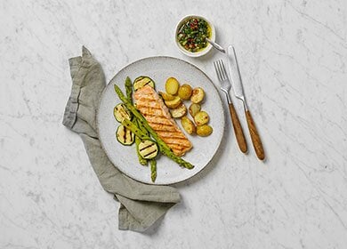 Salmone norvegese grigliato con verdure e salsina
