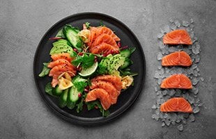 Insalata con sashimi di salmone norvegese