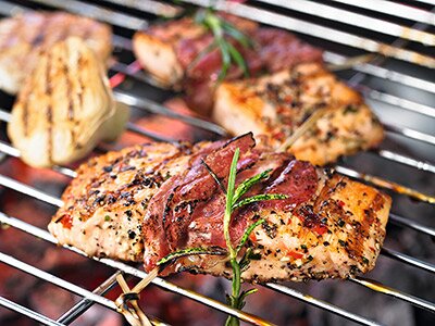 Salmone norvegese al barbecue con pancetta croccante