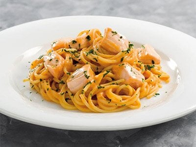 Spaghetti con salmone norvegese e salsa di pomodoro cremosa