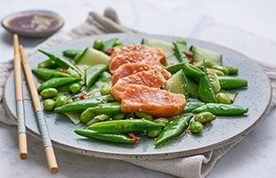 Tataki di salmone norvegese con verdure verdi e salsa Ponzu