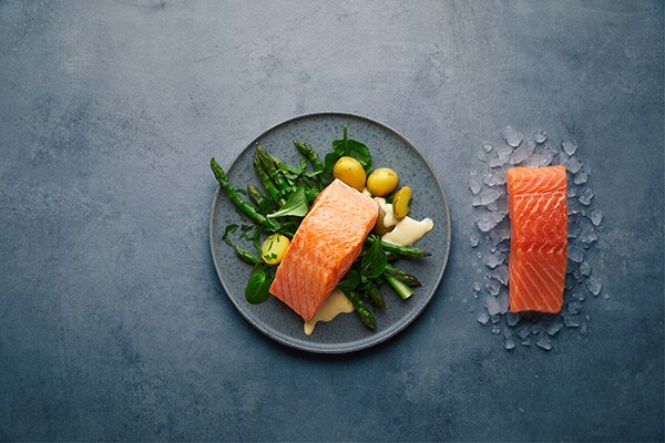Salmone norvegese in padella con asparagi e salsa olandese