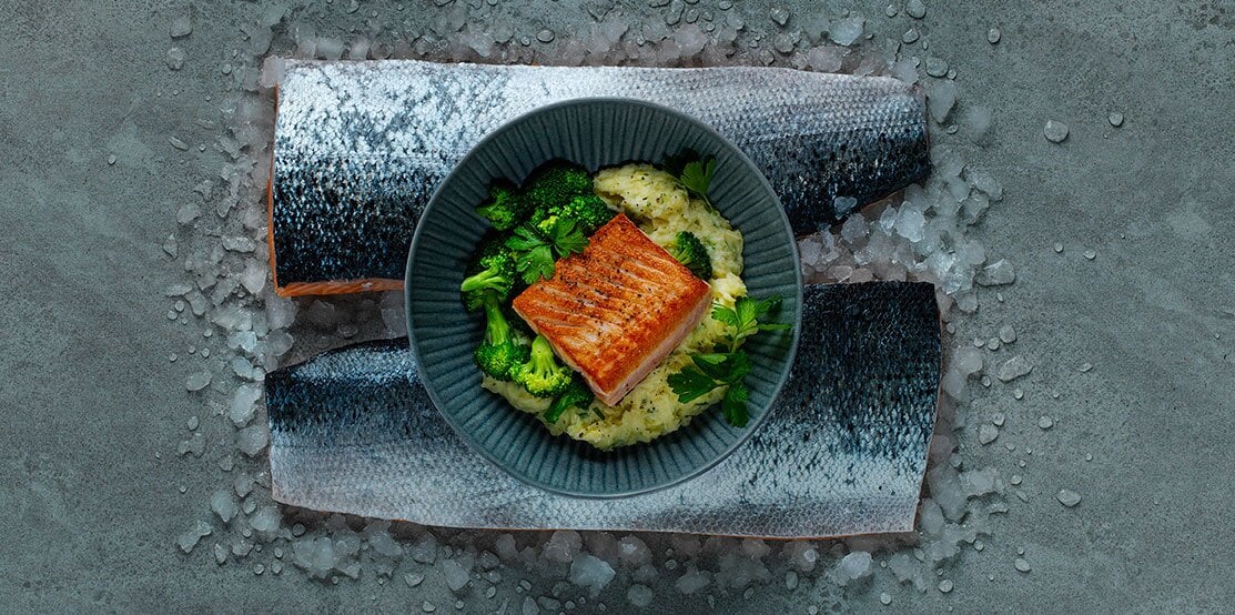 Salmone norvegese in padella con purè di patate