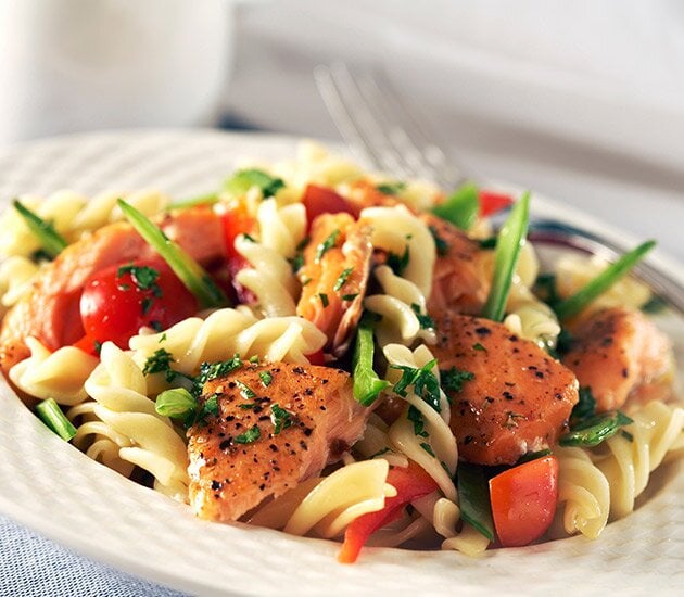 Fusilli con salmone norvegese, taccole e pomodorini