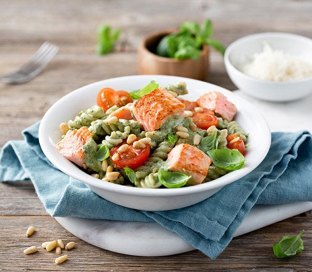 Pasta al pesto con pomodorini e salmone norvegese fresco