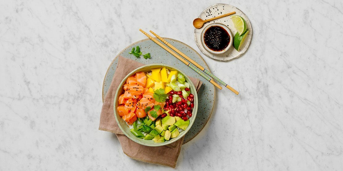 Pokè bowl con salmone norvegese, mango, avocado e melograno