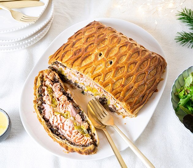 Salmone Norvegese in crosta di pasta sfoglia, con ripieno di funghi e porri