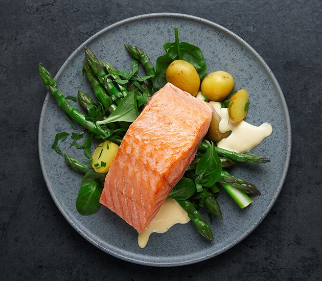 Salmone norvegese in padella con asparagi e salsa olandese