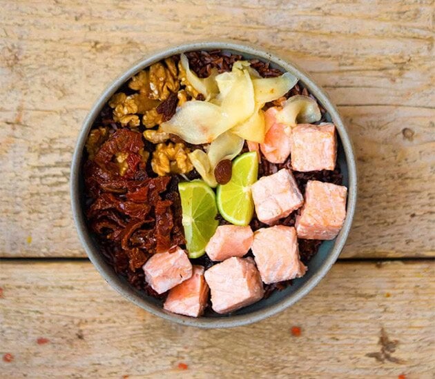 Bowl con riso rosso e salmone norvegese