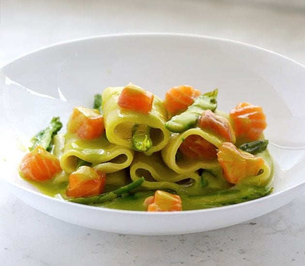 Paccheri con crema di asparagi e Salmone al salto