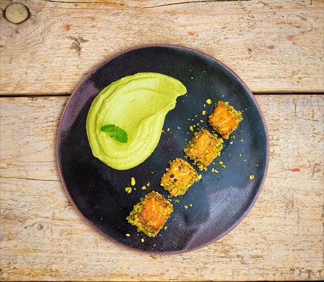 Cubotti di salmone norvegese impanati con granella di pistacchi