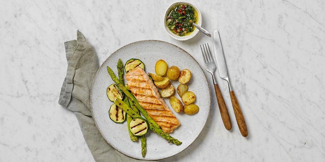 Salmone norvegese grigliato con verdure e salsina