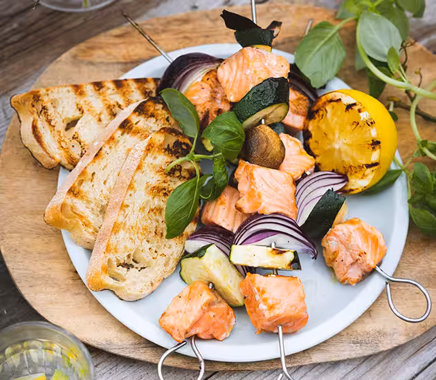 Spiedini di salmone e zucchine alla griglia con maionese spicy