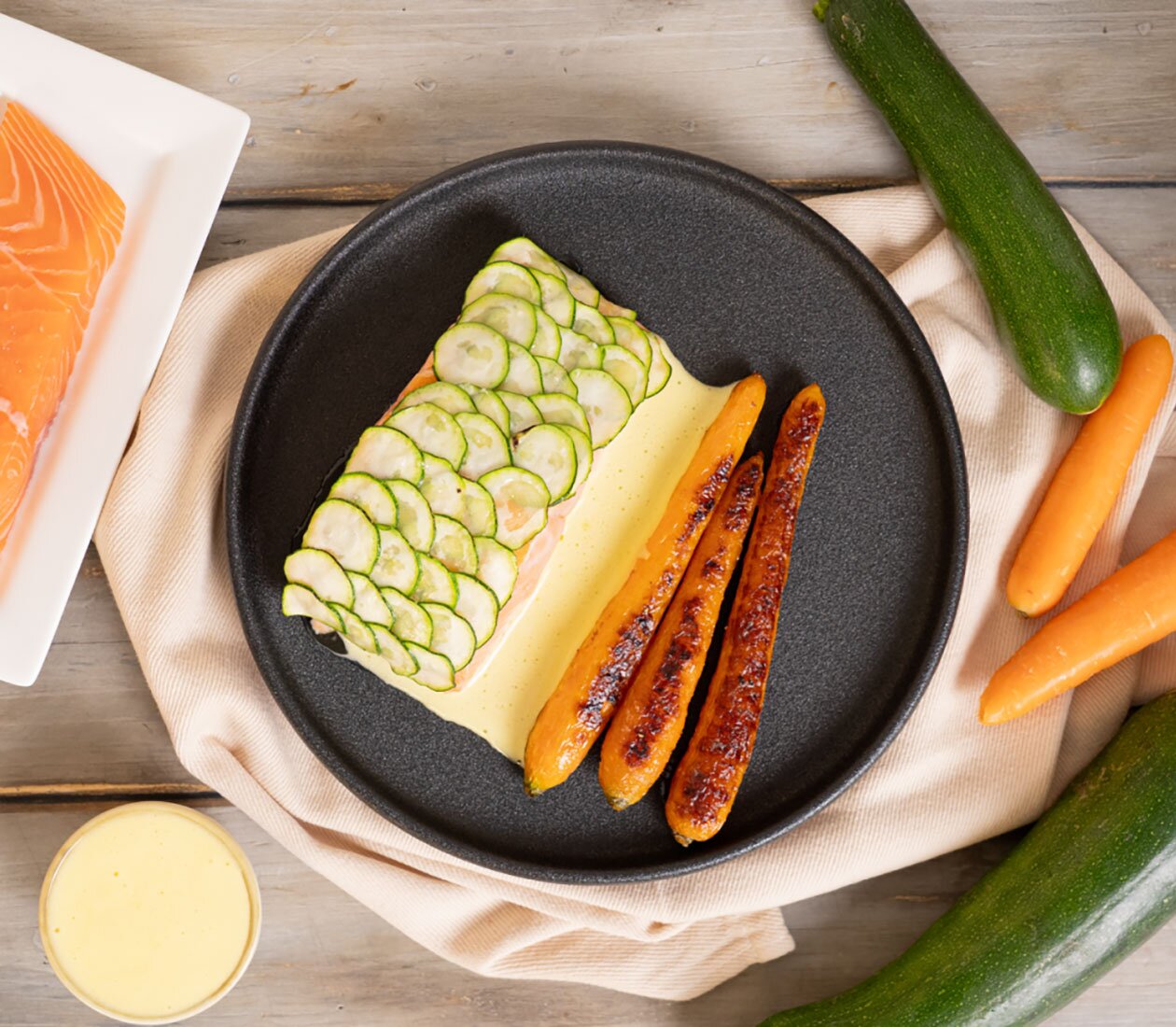 Salmone norvegese in crosta di zucchine, con carote al burro e salsa olandese