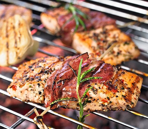 Salmone norvegese al barbecue con pancetta croccante