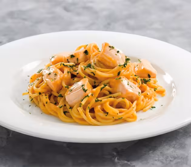 Spaghetti con salmone norvegese e salsa di pomodoro cremosa