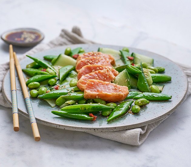 Tataki di salmone norvegese con verdure verdi e salsa Ponzu