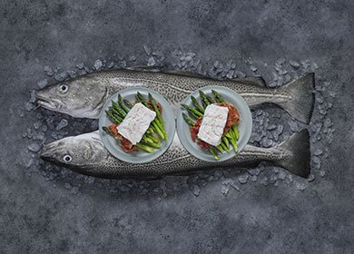 Skrei norvegese con asparagi e prosciutto crudo
