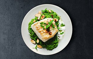 Skrei alla griglia con purea di piselli, olio alla menta e schiuma di mandorle