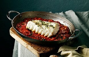 Skrei al forno con aglio e pomodoro
